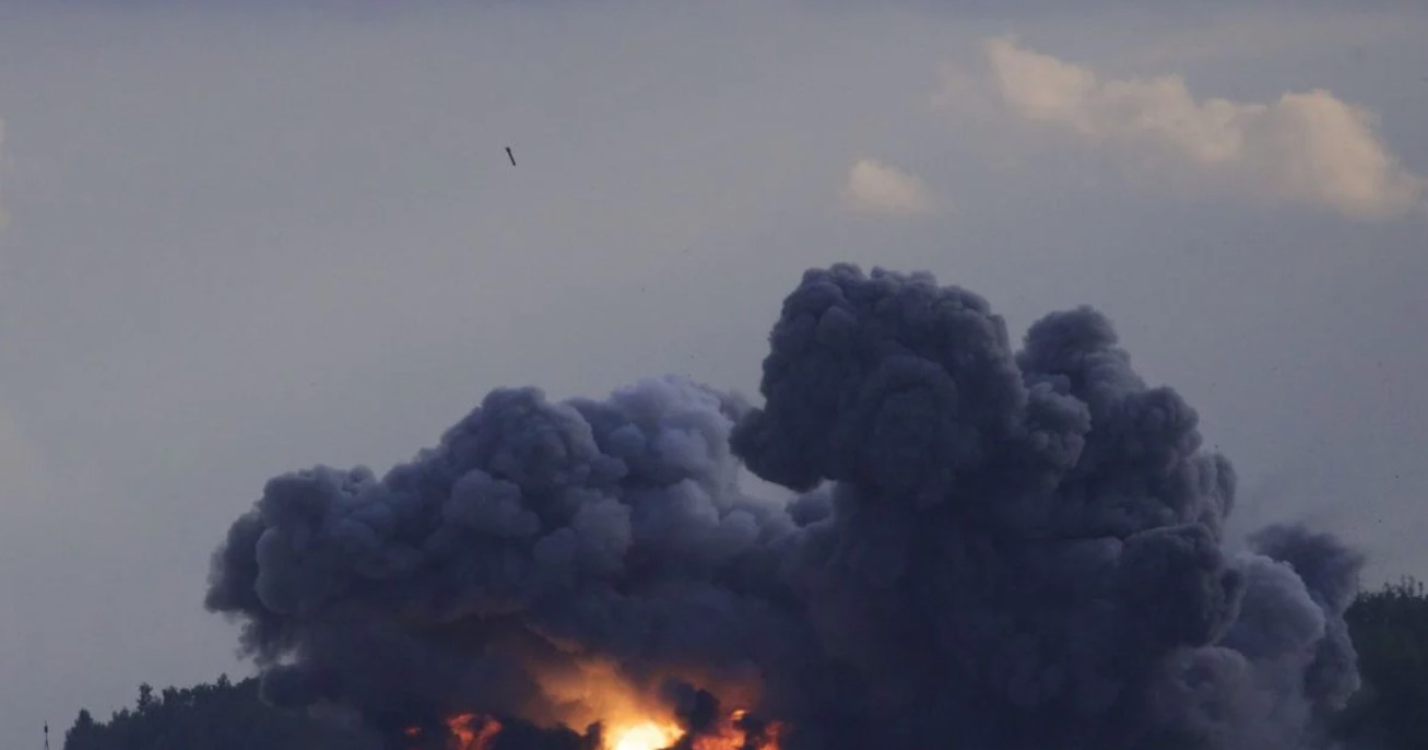 На Житомирській трасі не вщухає масштабна пожежа На Житомирській трасі не вщухає масштабна пожежа